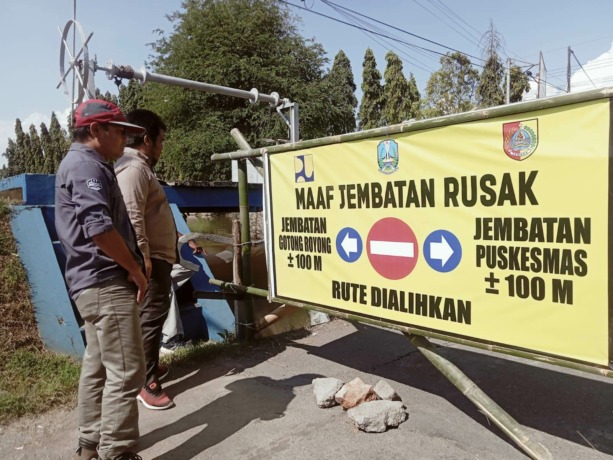 CEK LANGSUNG: Ketua Komisi C DPRD Jember Budi Wicaksono bersama Kepala Bidang Jalan dan Jembatan DPU BMSDA Jember Ketang, melihat kondisi jembatan rusak di dekat STM Balung. (FOTO: Mahrus Sholih/Radar Jember)