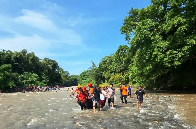 EVAKUASI: Petugas membawa jenazah pria yang ditemukan mengapung di aliran Sungai Bedadung, Kecamatan Kaliwates, Selasa (25/4) pagi. (FOTO: Polsek Kaliwates untuk Radar Jember)