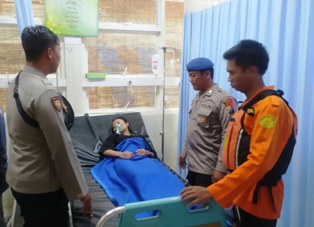 MENDAPAT PERAWATAN: Korban selamat menjalani perawatan di Puskesmas Sabrang. Korban terseret ombak ketika mandi di Pantai Payangan, Desa Sumberejo, Ambulu, Jember, Selasa (25/4) sore. (FOTO: Polsek Ambulu untuk Radar Jember)