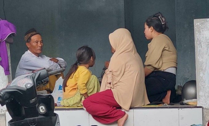 MENUNGGU KABAR: Orang tua Dony, wisatawan yang hilang terseret ombak, bermalam di Pantai Payangan. Mereka membantu Tim SAR melakukan pencarian korban. (FOTO: Jumai/Radar Jember)