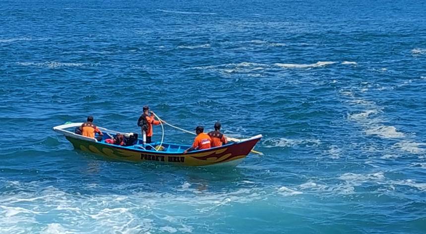 BELUM KETEMU: Tim SAR menyisir sejumlah lokasi tak jauh dari tempat wisatawan tenggelam di Pantai Payangan, Desa Sumberejo, Kecamatan Ambulu, Jember, Rabu (26/4).