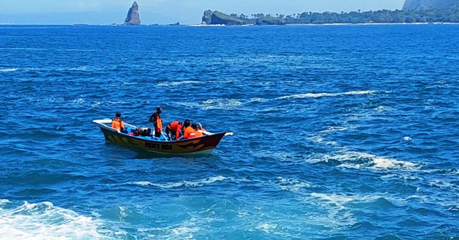 TAK MENYERAH: Tim SAR gabungan menyisir sejumlah lokasi untuk mencari wisatawan yang hilang terseret ombak di Pantai Payangan, Jember, Kamis (27/4). (FOTO: Jumai/Radar Jember)