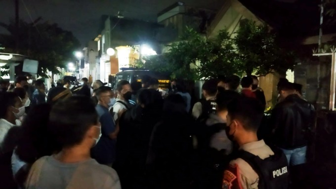 UNDANG KERUMUNAN: Polisi tiba di lokasi penemuan dua jenazah yang mulai membusuk di dalam rumah Jalan Bangka, Kelurahan/Kecamatan Sumbersari, Jember, Kamis (27/4) malam. (FOTO: Dwi Siswanto/Radar Jember)