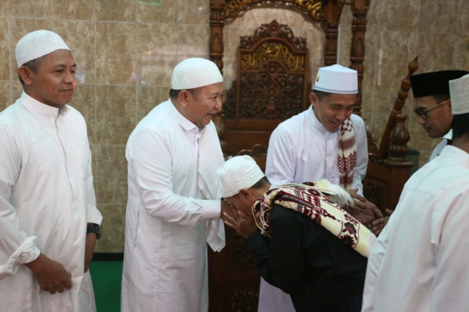 BAHAGIA: Bupati Jember Hendy Siswanto bersalaman dengan kerabat dan tetangga di Kampung Ledok, Kelurahan Jember Kidul setelah melangsungkan Salat Id, Sabtu (22/4).
