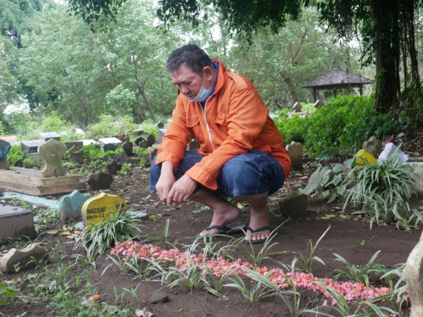 SEBAGAI PENGINGAT: Warga saat melakukan ziarah kubur di Tempat Pemakaman Umum (TPU) Jogoyudan. Ziarah kubur atau nyekar menjadi tradisi rutin masyarakat muslim sebelum dan sesudah Hari Raya Idul Fitri.