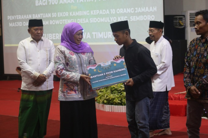 TERUS BERBAGI: Gubernur Jatim, Khofifah Indar Parawansa saat secara simbolis memberikan bantuan kepada salah satu jamaah, di Aula PB Sudirman, kemarin. Dirinya juga turut didamping Bupati Jember, Hendy Siswanto.