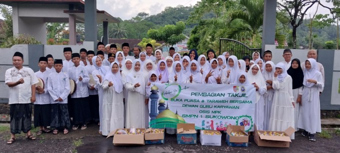 INDAHNYA BERBAGI: Siswa dan guru SMPN 1 Sukowono saat menggelar pembagian takjil di halaman sekolah pada 6 April lalu.