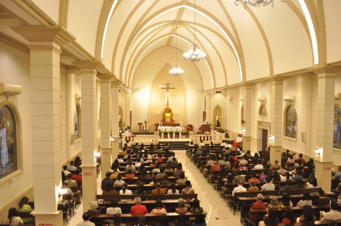 SERENTAK: Ratusan jemaat melangsungkan ibadah misa yang dipimpin Romo Thomas Onggo Sumaryanto O Carm, di Gereja Katolik, Santo Yusup Jember, kemarin (18/5).