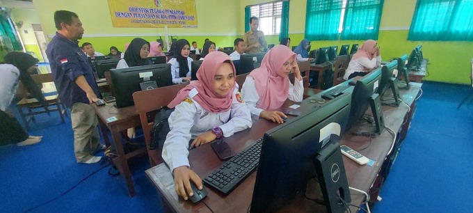 PEMBINAAN: Sejumlah PPPK menjalani orientasi di SMPN 7 Jember. Masa orientasi ini juga dilakukan di beberapa tempat lain di Jember, kemarin.