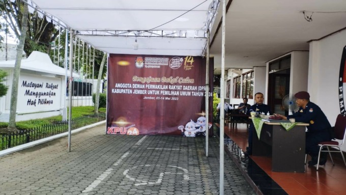 SEPI: Suasana tenda pendaftaran bacaleg di halaman KPU Jember. Hingga hari kedelapan, kemarin (8/5), tetap nihil pendaftar.