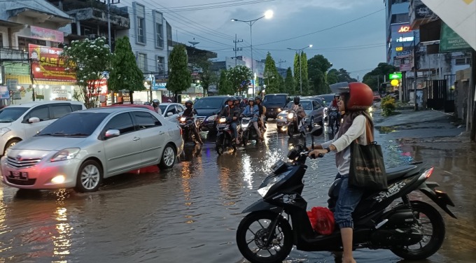 SEMPAT DITUTUP: Jalan Gajah Mada Jember sempat ditutup karena selokan mampet dan meluap ke jalan aspal, kemarin.