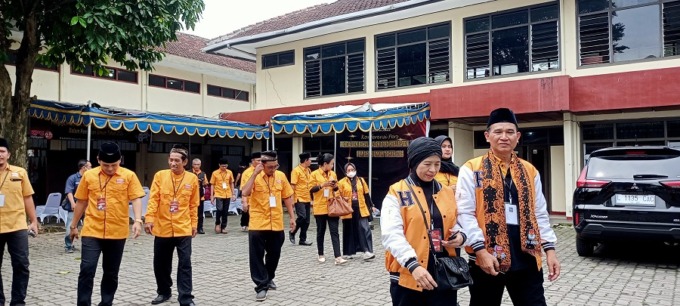 SIAP IKUTI PEMILU: Sejumlah pengurus DPC Partai Hanura Jember seusai mendaftarkan para bacalegnya ke KPU Jember, Rabu (10/5) siang.