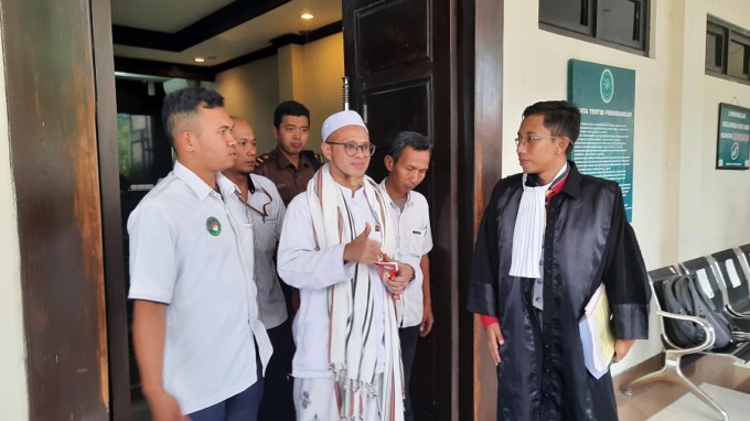 DIKAWAL: Fahim Mawardi, terdakwa kasus pencabulan, dikawal saat akan memasuki ruang sidang Candra di Pengadilan Negeri (PN) Jember, kemarin (15/5).