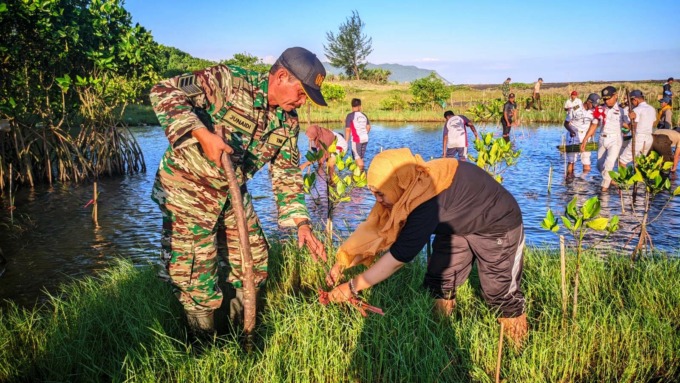 DEMI ALAM: Penanaman pohon mangrove dilakukan di pesisir Pantai Cemara, Dusun Getem, Desa Mojomulyo, Kecamatan Puger, yang diikuti ratusan siswa, anggota TNI dan Polri, serta Aliansi Masyarakat Peduli Lingkungan (Ampel).