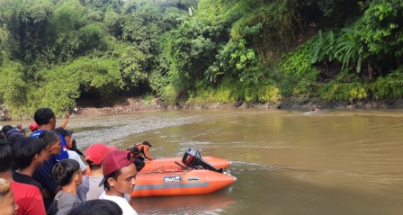 BELUM KETEMU: Personel Basarnas Jember menyisir area Sungai Bedadung mencari bocah SD yang tenggelam, Selasa (2/5). (Faqih Humaini/Radar Jember)