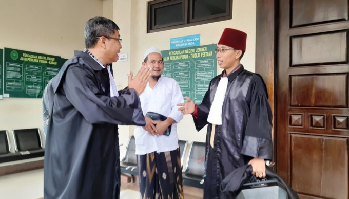 SIDANG PERDANA: Tim penasihat hukum Fahim Mawardi, terdakwa pencabulan santri berdiskusi seusai mengikuti sidang perdana di Ruang Candra PN Jember, Kamis (4/5). (FOTO: Faqih Humaini/Radar Jember)
