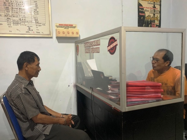 PASRAH: Rahwini, jambret yang tertangkap warga saat dimintai keterangan oleh penyidik di Polres Bondowoso, Kamis (18/5). (Ilham Wahyudi/Radar Ijen)