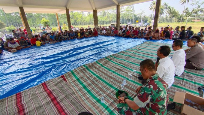AUDIENSI: Ratusan warga Desa Jugosari, Kecamatan Candipuro, Lumajang, mendatangi kantor desa setempat, Rabu (31/5). Mereka meminta mesin sedot penambang pasir dapat beroperasi kembali. (Atieqson Mar Iqbal/Rame)