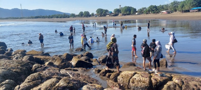 BANYAK YANG MANDI: Pantai Payangan di Desa Sumberejo sudah memakan korban jiwa karena terseret ombak. Meski begitu, pengunjung tetap banyak yang mandi, Minggu (7/5).