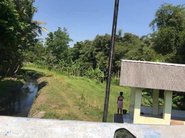 HENDAK MANDI: Perempuan paruh baya terlihat akan mandi di sungai, Desa Kajar, Kecamatan Tenggarang.