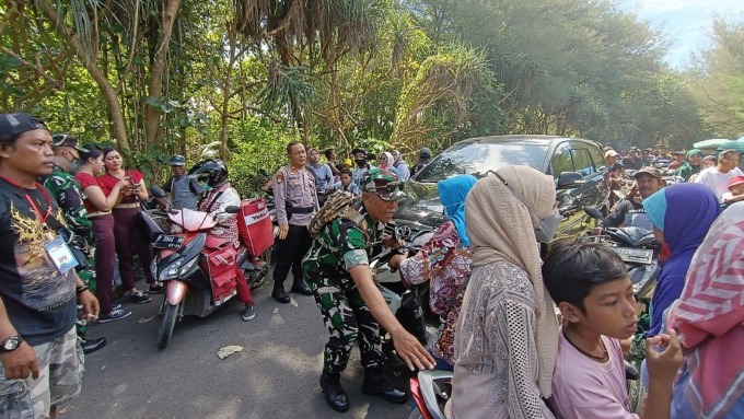 RAMAI: Tim gabungan mengamankan lokasi sekitar parade pegon, di Watu Ulo, Ambulu, kemarin.