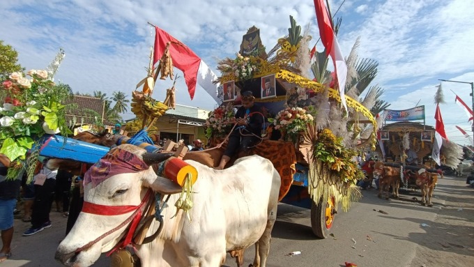 WATON: Peserta parade pegon menyedot perhatian banyak orang di Pantai Watu Ulo, Jember.