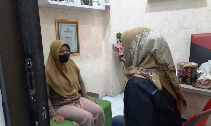 DIMINTAI KETERANGAN: Penyidik Polres Jember memeriksa pelaku pembuangan bayi di ruang Unit PPA polres setempat, Rabu (10/5). (Faqih Humaini/Radar Jember)