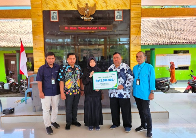 BERMANFAAT: Proses penyerahan santunan JKM dari BPJS Ketenagakerjaan kepada ahli waris almarhum Abdullah Badri, seorang RT di Desa Yosowilangun Kidul, Yosowilangun, Lumajang, Senin (23/5) kemarin.