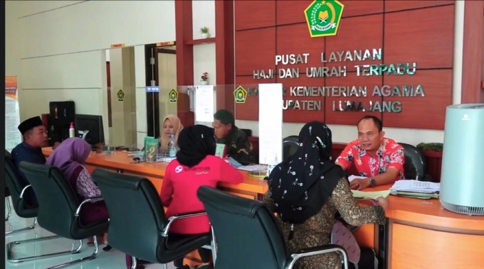 BERANGKAT: Sejumlah calon jamaah haji (CJH) saat berkonsultasi di Pusat Pelayanan Haji dan Umrah Kantor Kemenag Lumajang, pekan lalu. Tahun ini ada 124 CJH yang gagal berangkat.