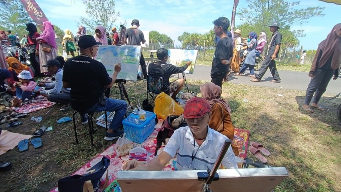 PAMERAN: Anggota KPJ saat melukis di Festival Waton, kemarin (7/5).