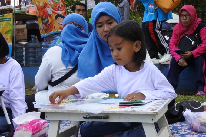 BERKOMPETISI: Kegiatan lomba mewarnai yang dilakukan di Alun-Alun Jember. Mewarnai menjadi salah satu cara untuk meningkatkan kemampuan motorik halus anak.