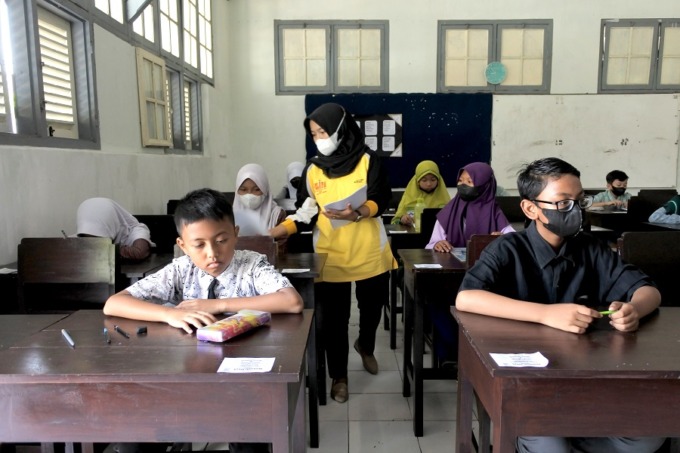 HARUS MENYIMAK: Sejumlah siswa sekolah dasar saat sedang menyimak arahan guru dalam perkenalan lingkungan baru di sekolahnya.