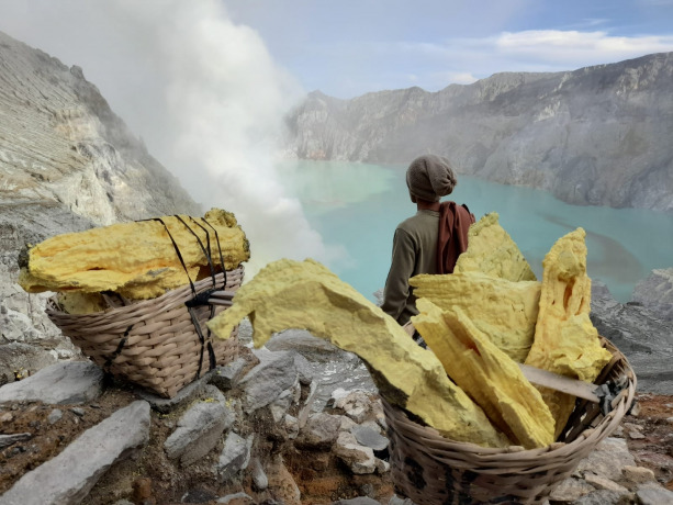 INDAH: Wisatawan menikmati pemandangan yang disajikan di Kawah Ijen. Saat ini Ijen Geopark resmi jadi anggota UGG.