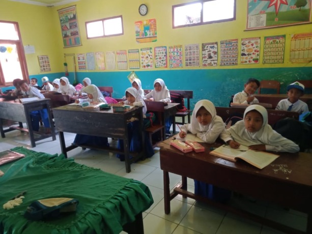 TERUS BELAJAR: Siswa salah satu SD di Kelurahan Kebonsari yang memperhatikan guru dalam menerangkan pelajaran.   