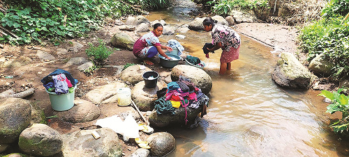 JADI BUDAYA: Aktivitas MCK masih sering dilakukan warga di sungai, seperti di Desa Pakis, Kecamatan Panti.