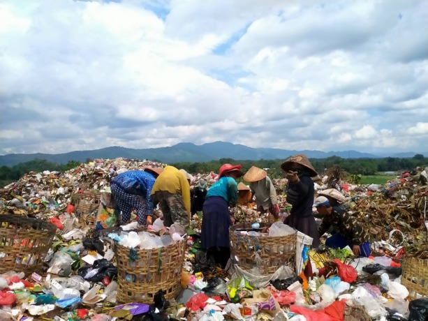 MENUMPUK: Suasana pemulung mencari sampah yang bisa dimanfaatkan kembali di TPA Pakusari.