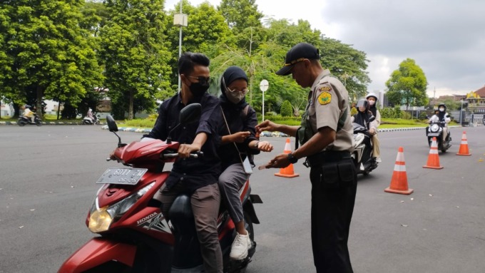 TES MASUK PTN: Peserta UTBK SNBT dicek saat memasuki lokasi ujian di Unej, Selasa (9/5).