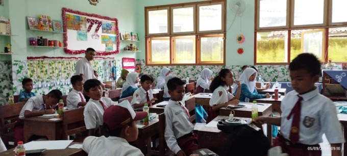 PEMBELAJARAN: Suasana proses belajar mengajar mata pelajaran Bahasa Indonesia di Rambipuji 02.
