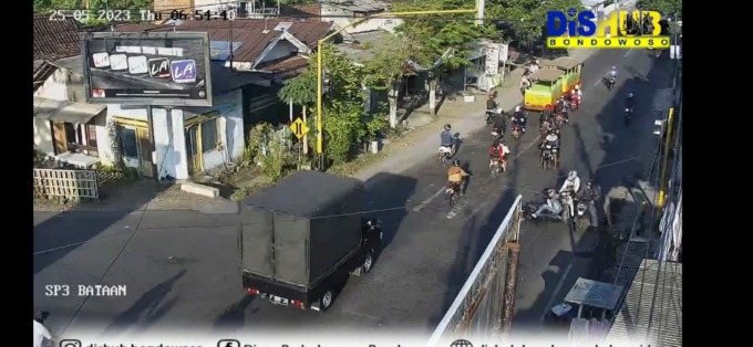 LANGGAR LALIN: Tangkapan gambar rekaman CCTV yang menampilkan pengendara motor menerobos traffic light di Desa Bataan, Kecamatan Tenggarang.