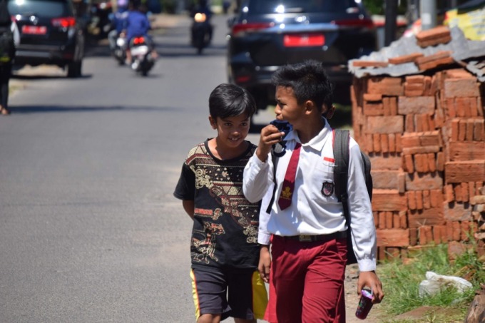 TUNTASKAN PENDIDIKAN: Salah seorang siswa di Bondowoso ketika pulang sekolah. Lulusan SD sederajat masih mendominasi di Bondowoso. Rata-rata lama sekolah tahun 2022 mencapai 6,22 tahun.