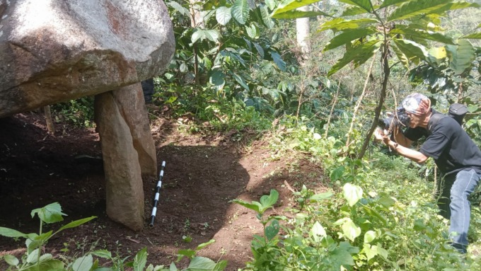 ESTETIS: Sejumlah anggota APFI Bondowoso memotret sejumlah benda cagar budaya di Desa Suco Lor, Kecamatan Maesan.