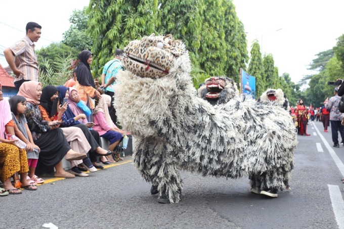 UNJUK GIGI: Pelajar tengah fokus memainkan alat musik dalam parade drum band Hardiknas, kemarin (4/5). Selain itu, juga terdapat penampilan kesenian daerah can-macanan kaduk.