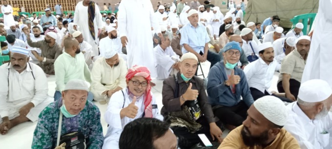 MENYAPA: Sejumlah jamaah haji tahun lalu ketika berada di Tanah Suci, Makkah.