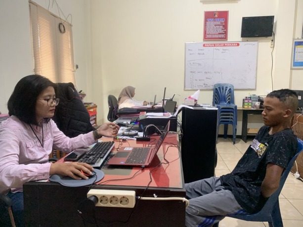 MIRIS: Penyidik Unit PPA Satreskrim Polres Bondowoso ketika memeriksa pelaku pencabulan anak di bawah umur.