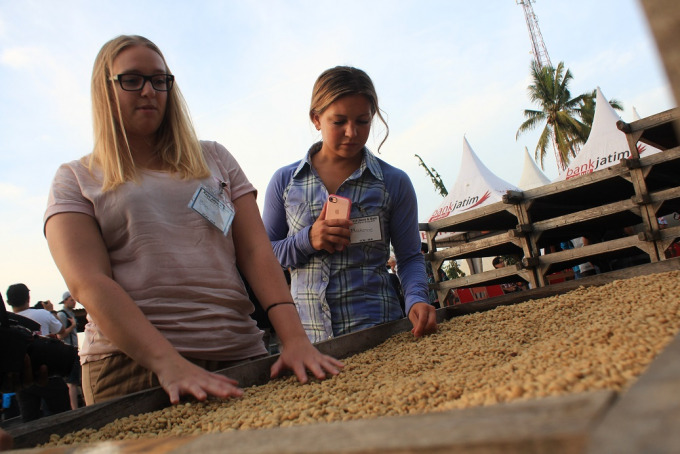 MENIKMATI: Wisatawan mancanegara saat mengunjungi pengolahan kopi arabika Bondowoso.