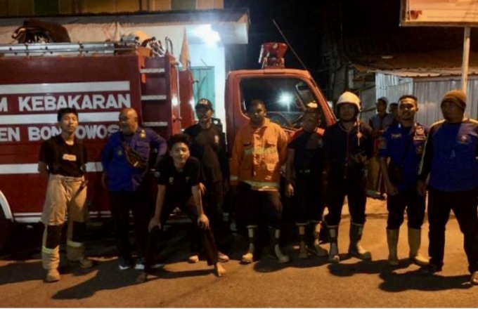 LEMAS: Petugas pemadam kebakaran ketika tiba di Kecamatan Cermee. Ternyata tidak ada kejadian kebakaran di lokasi tersebut, Sabtu malam (27/5).