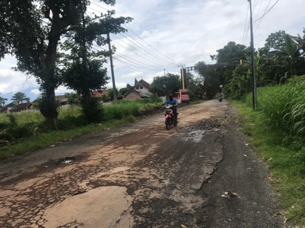TUNGGU GILIRAN: Kondisi jalan rusak di Jalan Raya Tamanan. Kini, perbaikan di titik tersebut menunggu tahapan dari Dinas BSBK Bondowoso.