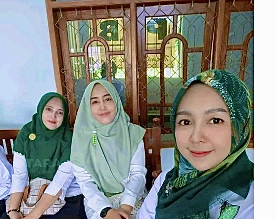 NYALON: Marta Suprihastini (tengah), Kades Penambangan yang memutuskan untuk maju sebagai bacaleg.
