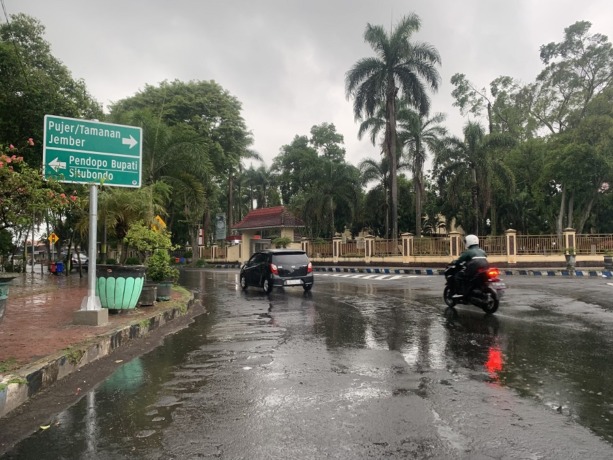 DIPERBARUI: Sejumlah pengendara ketika melintas di Jalan Amir Kusman. Saat ini rambu-rambu penunjuk arah yang baru sudah dipasang. Sebelumnya rambu tersebut sempat membingungkan pengguna jalan.
