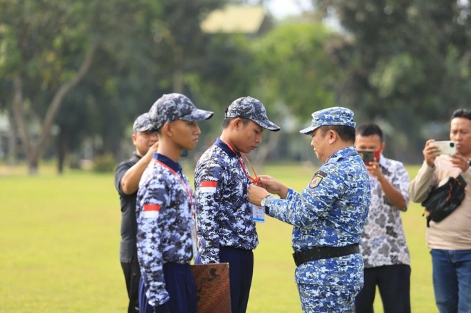 CINTA BANGSA: Bupati Jember Hendy Siswanto saat memberikan sebuah ID card sebagai tanda pembentukan dan pelatihan Kader Bela Negara (KBN), kemarin (19/5).